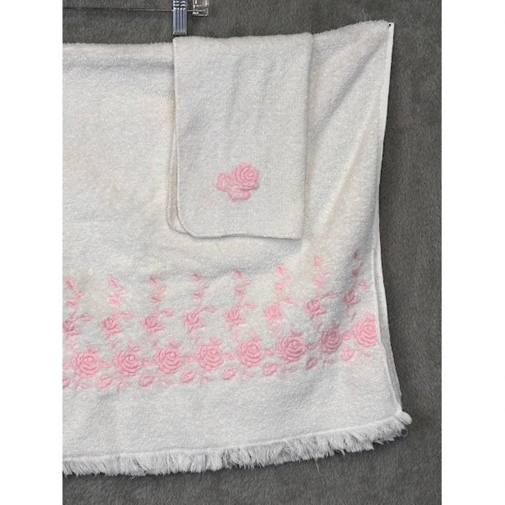 Vintage Dundee White Pink Rose Embroidered Towel Set Fringe Made in USA 2pc